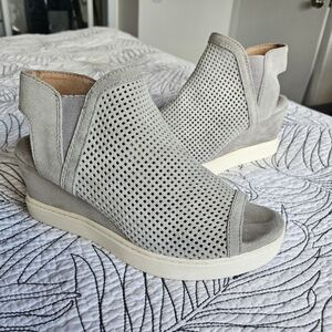 EUC Sofft Basima Wedges Moonstone Gray Size 7 Suede